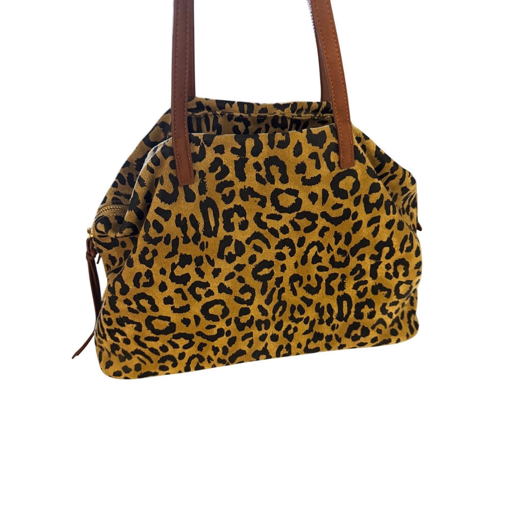 Leopard print bag excellent condition. Holds a lot 3 pockets no brand